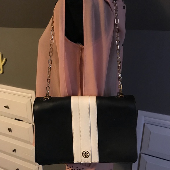 Tory Burch Handbags - Tory Burch Robinson East West stripe shoulder bag